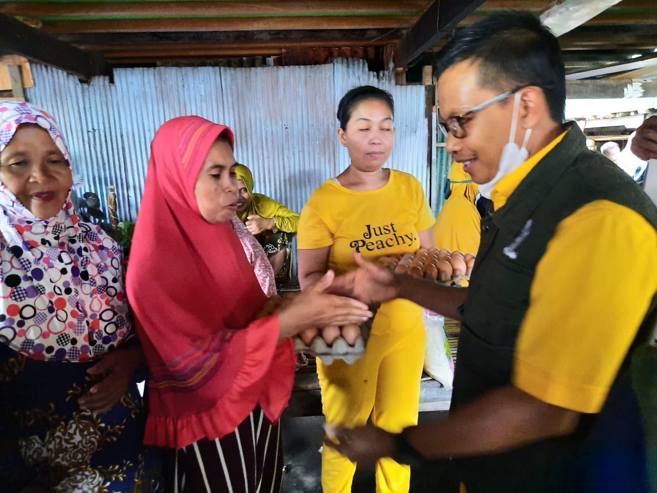 Golkar Polman Distribusikan Bantuan ke Daerah Terdampak Banjir Rob 